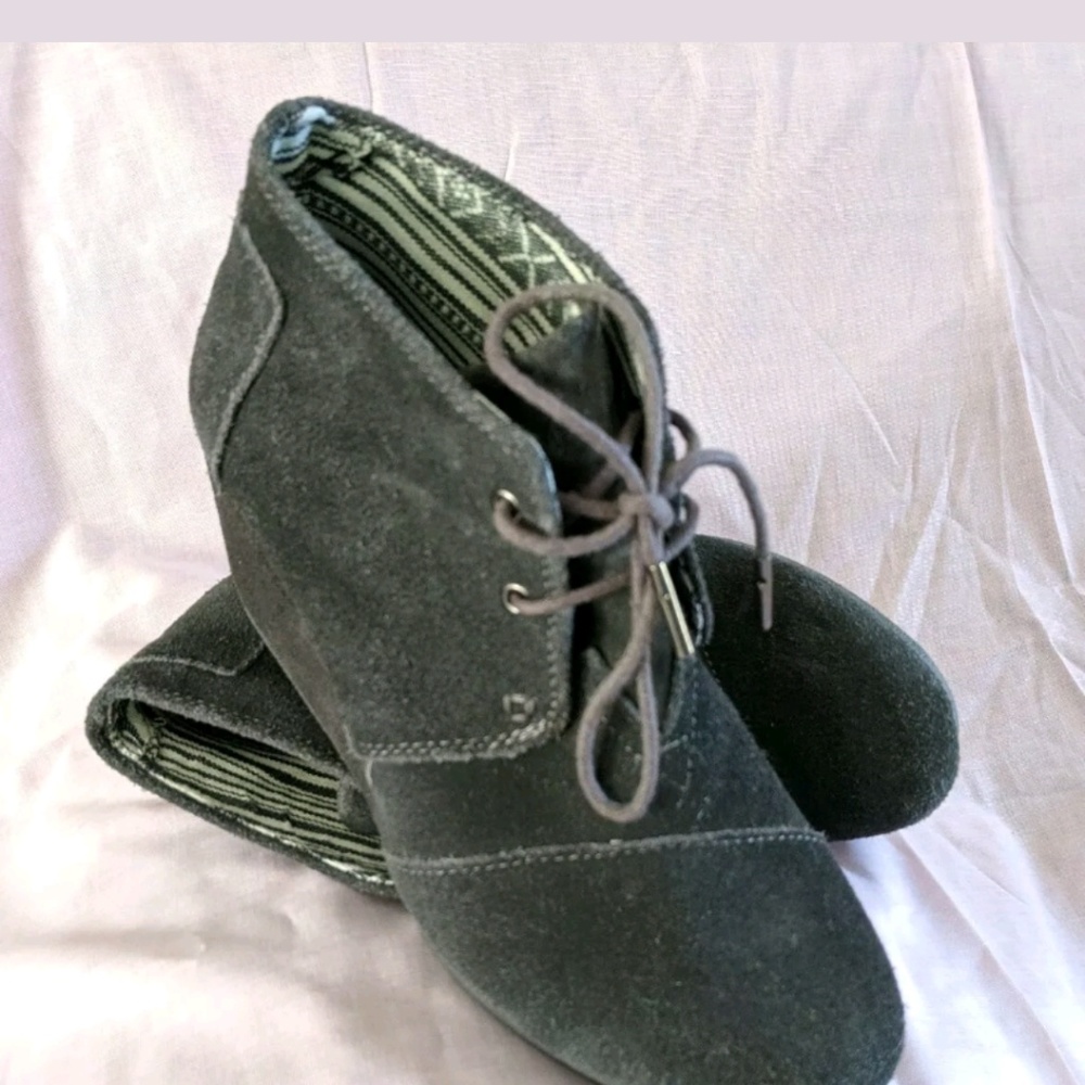 TOMS Boots Booties
Women's 
Suede
Black  Sz 7.5